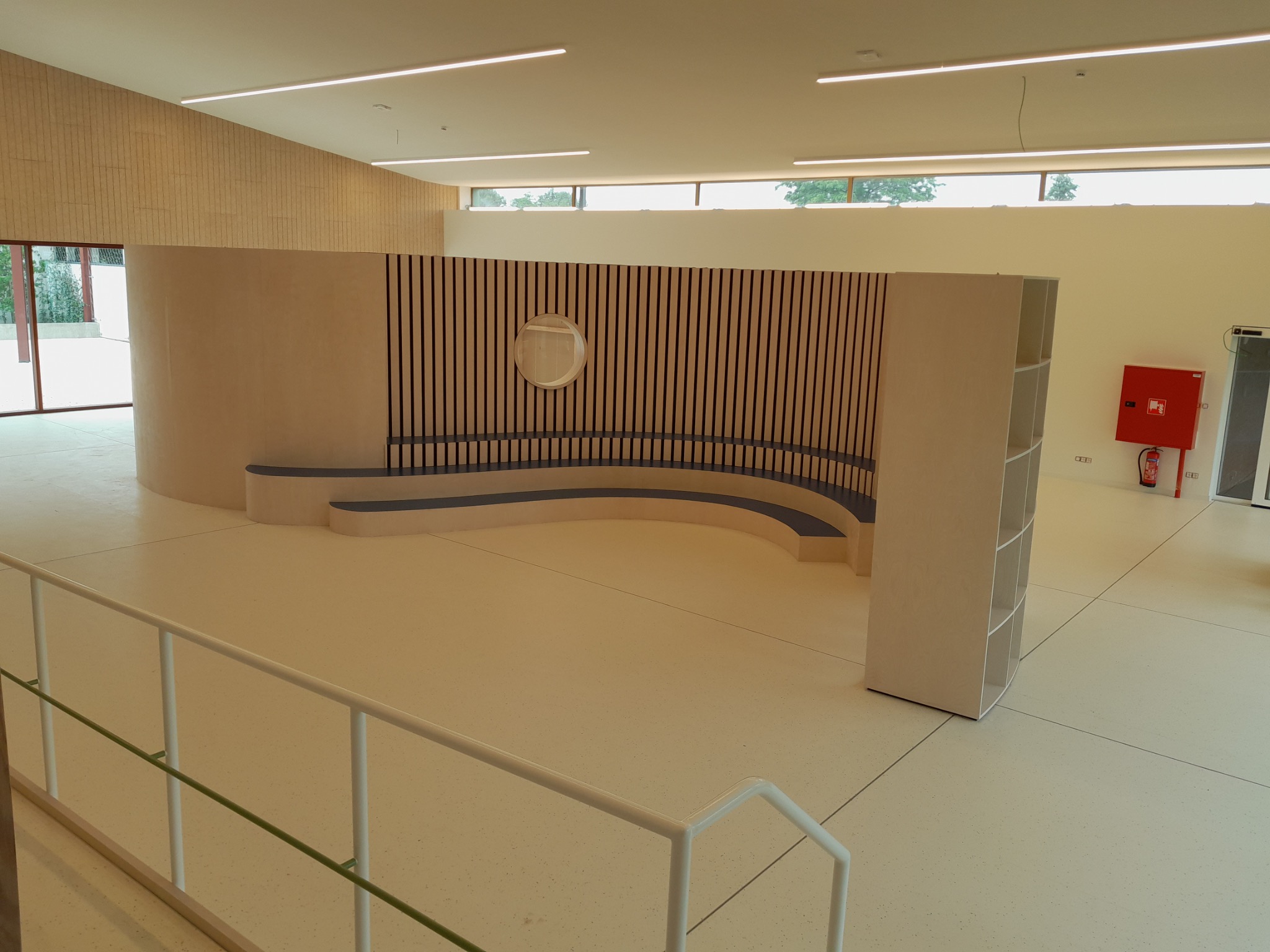 Publieke ruimte met gebogen zitbank en lattenwand